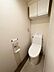 トイレ：清潔感のある白いトイレ空間。上部収納で空間を有効活用し、快適な使い心地を追求しました。毎日を気持ちよく過ごせます。