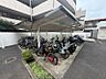 設備：屋根付き駐輪場を完備。雨の日も大切な自転車やバイクが濡れにくく、日々のお出かけをサポートします。