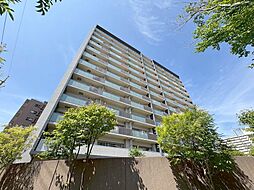 【建物外観】2012年築、多摩川まで徒歩2分の自然を感じる住環境に佇むマンションです。