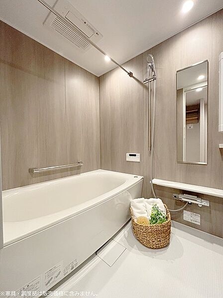 【浴室】木目調のパネルを採用した浴室。時間や天候を気にせず衣類乾燥可能な浴室乾燥機付き。