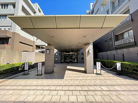【エントランス】エントランスから延びた庇を車寄せとして利用できるよう設計されており、人の乗降や荷物の積み降ろしに便利です。