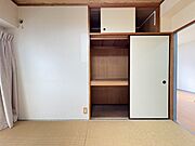 和室6帖収納。押入れと天袋がございます。戸を外して、サイズの合うラックを入れ込んで、見せる収納にしても良いですね。