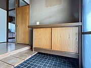 玄関にはシューズBOXがございます。下に空間があるので掃除もし易いですね。
