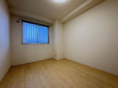 東側の洋室5.01帖です。こちらのお部屋にはエアコンは設置できません。