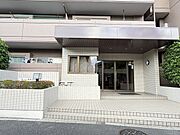 オートロックではございません。が、鍵を持ち出さなくても部屋まで戻れます。また、宅配で重たい荷物も部屋の前まで運んでもらえるメリットも。