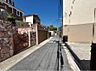 その他：【前面道路含む現地写真】小学校まで徒歩8分、生活利便施設も徒歩圏内に揃う住環境が整えられています。