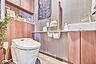 トイレ：【トイレ】温水洗浄便座が採用されたトイレです。手洗いカウンターが備わっています。