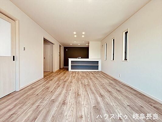 リビング/ダイニング 岐阜市六条江東II　全3棟　B棟　一戸建て
