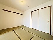 【6帖和室】リビング横の和室は、扉を開ければ開放感あふれる広々空間に。ライフスタイルに合わせて柔軟にお使いいただけます。