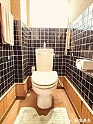 壁紙のタイルが印象的な、落ち着いたトイレです。ウォシュレット機能付ですので寒い時期も便座を温かくでき安心して座ることができますね。