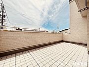 幅と奥行きがあるバルコニーです。こんな青空の日は洗濯物も気持ちよく乾きますね。