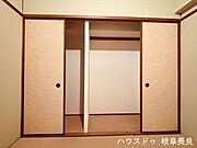 【4.5帖和室】布団や季節物の収納に便利な押入付きで、お部屋をいつでもすっきり保てます。