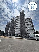 鏡島小学校・精華中学校エリアに建つ1977年7月築、9階建てのマンションです。