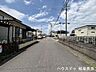 外観：【南側前面道路西向き】車はスピードを抑えて走行するので、お子様にも安全な道幅となっています。
