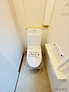 収納棚付きのトイレです。トイレットペーパーのストックも置いておけて便利♪