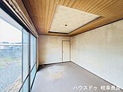 【1階東側洋室】前面に大きな窓を配した、採光に優れた明るい洋室です。太陽の光をたっぷり取り込み、開放感のある空間で心地よくお過ごしいただけます。