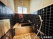 浴室には窓も付いているので、こもりがちな湿気もすぐ取り除くことができますね。