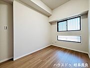 ≪4.9帖≫北向きですが窓が2つあり彩光を確保できます。寝室や書斎としてもご利用いただけます♪