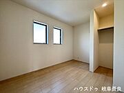 ≪5帖北側≫北側の洋室は、柔らかな自然光が差し込む落ち着いた空間。