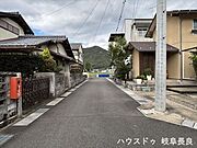 ≪東側北向き≫お子様と手を繋いで歩いている横を車が通り抜けれる道幅となっています。