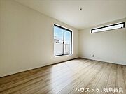 ≪7.5帖≫バルコニーに直接出られる2階の洋室です。洗濯物を干す際や、外の空気を吸いたい時に便利。