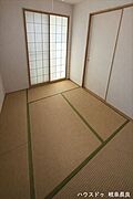 ≪5.25帖≫※居住中につき室内をCGにてもの消しをしたものです。リビングに隣接した和室は、お子さまの遊び場やお昼寝スペース、客間など多目的に活用できる便利な一室です。