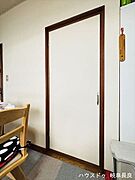 ≪階段下≫階段下収納を備え、デッドスペースを無駄なく活用。住まいをすっきり保てる使い勝手の良い収納です。