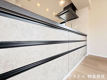 ≪キッチン背面≫扉付き収納で見た目もすっきり。日用品をさっとしまえて、お部屋がいつも整います。