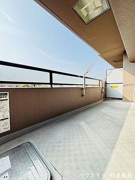 ≪南側≫奥行きがあるバルコニーでお洗濯もらくらく。こんな青空の日は洗濯物も気持ちよく乾きますね。