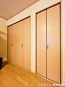 ≪10帖洋室≫バルコニーとつながっている洋室なので、乾いたお洋服を直接かけることができます。