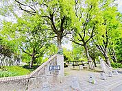 野一色公園長森北保育所・長森中学校・富田高等学校の間に位置する大きな公園です。園内には徒渉池があり、夏に幼児・児童の水遊びができます。駐車場もあり、子どもから大人まで幅広い年代に利用されて 860m