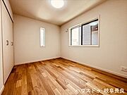 1階6帖洋室は自然光が穏やかに差し込み、落ち着いた雰囲気の中でゆっくりとくつろげる静かな空間です。