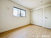 ≪6帖北側≫毎日の暮らしにちょうど良い広さを備えた6帖の洋室。ゆったりとくつろげる居心地の良い空間。