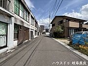 ≪西側北向き≫お子様と手を繋いで歩いている横を車が通り抜けれる道幅となっています。