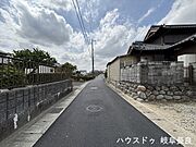 ≪東側南向き≫幅員約4mの前面道路です。車1台が余裕を持って通れる道幅です。