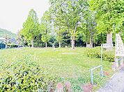 琴塚公園琴塚古墳そばにある公園です。大きな木が多く、緑に囲まれています。ブランコ・滑り台・ベンチ・公衆トイレが設置されています。 1520m