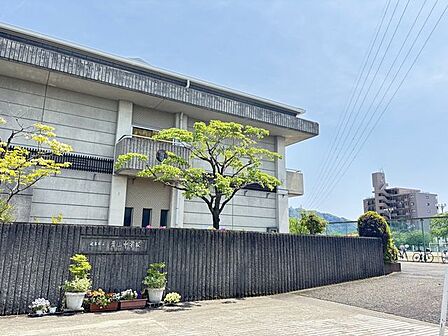青山中学校学校教育目標：生活を見つめ自ら創り出す　ー幸せな人生とよりよい社会ー〜自立・協働・貢献〜ゆとりのある昼休みやチーム担任制など特色がある。 190m