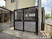 ≪ゴミ置き場≫しっかりした囲いの中に置いておけるので、カラスにごみを荒らされる心配もなさそうです。