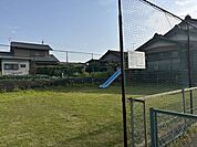 木田公園住宅に囲まれた、小さな公園です。芝生が広がっており、遊具は鉄棒と滑り台があります。高いネットで囲まれているのでボール遊びができそうです。 4250m