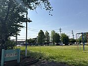 則武南公園城西小学校より徒歩3分ほどにある、芝生の広い公園です。遊具が多いのでたくさんの子どもたちが利用しやすくなっています。 240m