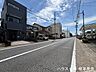 外観：≪南側西向き≫前面道路の様子です。道路幅や車の出入りのしやすさ、周辺の街並みを現地でぜひご確認ください。