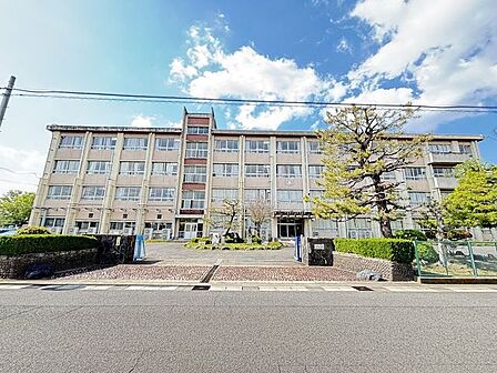 本荘中学校教育目標・目指す生徒像:ひとりだち○目標をもち自己の可能性を信じて挑戦し続ける生徒○人のよいところを見つけ自分に生かす生徒 1890m