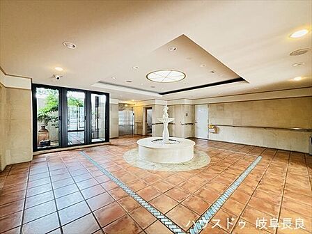 折り上げ天井の広々としたロビー空間が、住まう方を優しく迎えます。ゆとりと上質さを感じられる共用スペースです。
