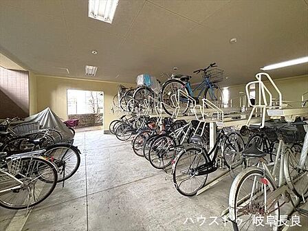 ≪駐輪場≫屋根付き駐輪場があるため、雨風による汚れや劣化を軽減。日常使いに便利な共用スペースです。