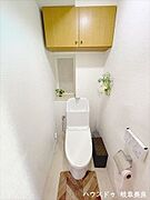 温水洗浄付トイレは冬場の冷たい便座を暖めてくれます。背部と上部に収納が完備。トイレットペーパーや掃除用品など置けて便利です。