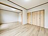 洋室：≪6帖北西側≫広々とした洋室は、間仕切りを設けて2部屋としても利用可能。長く快適に暮らせる間取りです。