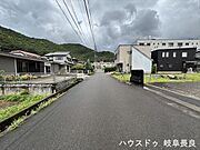 (北側前面道路東向き)車はスピードを抑えて走行するので、お子様にも安全な道幅となっています。