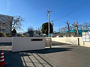 東寺方小学校まで約470m。通学距離が短く、毎日の送り迎えも負担が少ない立地。