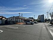 セブン-イレブンまで約280m。ちょっとした買い足しやATM利用も気軽に。