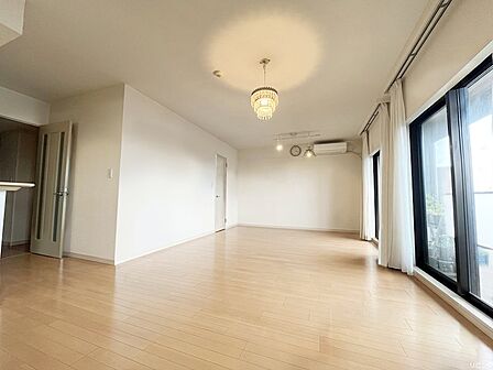 約18.6帖の広々としたリビング